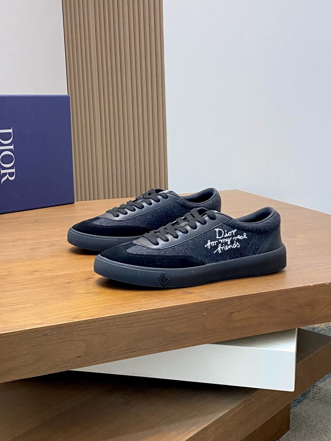 Factory price: 420💰Dior Crafted from navy and white jacquard with Oblique print and suede panels, it features a distinctive padded tongue embossed with the Dior signature, wide navy mohair laces and brass eyelets with a matte tonal finish. White rubber sole with Dior Oblique pattern, enhanced by a contrasting Dior 30 Avenue Montaigne signature on the rear. It can add fashionable temperament to casual looks. Exquisite packaging at the delivery counter 🛍📦 ▪️ Fabric: Original customized Oblique presbyopia + cowhide ▪️ Lining: Original customized sheepskin + breathable mesh ▪️ Sole: Original molded anti-slip rubber material ▪️ Bottom thickness: 4CM ▪️ Size: Men's 38-45 (38, 45, 46 customized)
